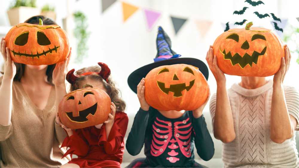 4 personnes déguisés pour Halloween avec des citrouilles